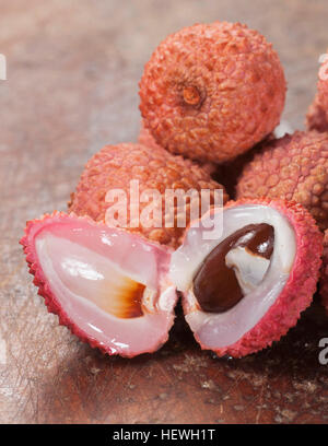 Litschi Beeren auf einem Holz-Brett, Nahaufnahme Stockfoto