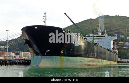 Dieses Bild zeigt einen in Neuseeland registrierten Rohöltanker, der unter der Flagge Neuseelands operiert. Es ist ein aktives Schiff im Seeverkehr und im Öltransport mit einer Bruttoraumzahl von 27.795 und einer Tragfähigkeit von 46.724. Der Tanker ist in Port Lyttleton in Neuseeland stationiert. Stockfoto