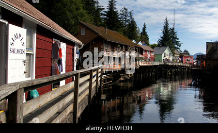 Historischen Creek Street Ketchikan Alaska jedes Jahr Tausende von Besuchern besucht, gehört zu den beliebtesten Aktivitäten in Ketchikan. Der Antike Boardwalk auf hölzernen Pfählen über Ketchikan Creek ist Heimat von Restaurants, einzigartige Curio-Läden, Dollys House Museum &amp; Privatwohnungen, sowie einige der besten Lachs in Ketchikan Bereiche anzeigen. Verheiratet Mans Trail und die Lachs-Leiter sind auch nicht zu vergessen beim Creek Street zu erkunden! Stockfoto