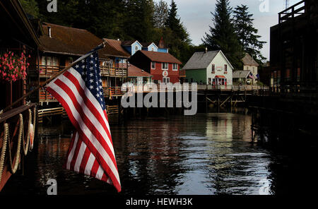 Creek Street Ketchikan Alaska eines der beliebtesten Aktivitäten in Ketchikan besucht von Tausenden von Besuchern jedes Jahr, historischen Creek Street Ketchikan Alaska ist eines der beliebtesten Aktivitäten in Ketchikan. Der Antike Boardwalk auf hölzernen Pfählen über Ketchikan Creek ist Heimat von Restaurants, einzigartige Curio-Läden, Dollys House Museum &amp; Privatwohnungen, sowie einige der besten Lachs in Ketchikan Bereiche anzeigen. Verheiratet Mans Trail und die Lachs-Leiter sind auch nicht zu vergessen beim Creek Street zu erkunden! Stockfoto