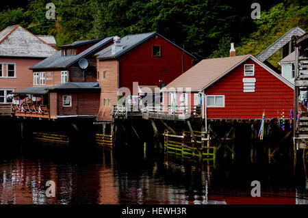 Creek Street. ein Holzsteg ist gebaut auf Pfählen neben Ketchikan Creek. In früheren Zeiten ist es wo die Prostituierten hatten ihre Häuser und ihr Geschäft (so spät wie die fünfziger Jahre). Jetzt ist es kleine Geschäfte und ein paar Restaurants... Stockfoto