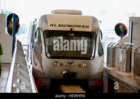 Die KL Monorail, zuvor Peoplemover-Rapid-Transit - PRT, ist ein urban Monorail-System in Kuala Lumpur, Malaysia. Es öffnete am 31. August 2003, mit 11 Stationen 8,6 km auf zwei parallelen erhöhten Schienen laufen Stockfoto