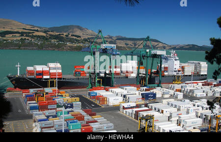 Das 2011 gebaute Containerschiff „Aglaia“ unter liberianischer Flagge hat eine Bruttoraumzahl von 42.609 Tonnen und ein Traggewicht von 52.788 Tonnen. Mit einer Länge von 269 Metern und einer Breite von 33 Metern spielt sie eine entscheidende Rolle beim Transport von Gütern auf globalen Schifffahrtsrouten. Das Schiff fährt von Lyttleton aus, Neuseeland. Stockfoto