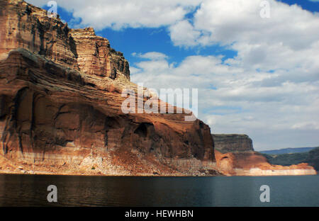 Ein atemberaubender Blick auf Lake Powell mit dem berühmten Rainbow Bridge National Monument in Utah. Diese natürliche Felsformation ist eine beliebte Touristenattraktion im amerikanischen Südwesten und bietet malerische Schönheit und Möglichkeiten für Outdoor-Aktivitäten. Stockfoto