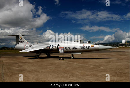 Die Lockheed F-104 Starfighter ist ein einmotoriges, High Performance, Überschall Abfangjäger, die ursprünglich für die United States Air Force (USAF) von Lockheed. Eines der Century-Serie von Flugzeugen, es mit der USAF von 1958 bis 1969 diente und mit der Air National Guard Einheiten fortgesetzt, bis es im Jahr 1975 abgeschafft wurde. Die National Aeronautics and Space Administration (NASA) flog eine kleine gemischte Flotte f-104 Arten in Überschall Flugtests und Spaceflight Programme, bis sie im Jahr 1994 ausgemustert wurden. USAF F-104Cs wurde während des Vietnam-Krieges, und F-104A Flugzeuge wurden eingesetzt Stockfoto