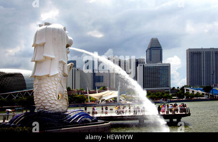 Der Merlion ist ein Fabelwesen mit dem Kopf eines Löwen und dem Körper eines Fisches. Gilt als ein Symbol von Singapur, wurde der Merlion 1964 für Singapore Tourist Promotion Board (STPB) entworfen und fungierte als sein Firmenlogo von 1966 bis 1997. In Singapur gibt es fünf zugelassenen Merlion Statuen, die bekannteste ist ein 8 m-Statue von Kwan Sai Kheong entworfen und modelliert von Lim Nang Seng. Erstmals am 15. September 1972 vorgestellt, diese Statue ist jetzt am Merlion Park, neben einem Fullerton an der Marina Bay Waterfront gelegen. Als ein Symbol für Singapur bietet der Merlion p Stockfoto