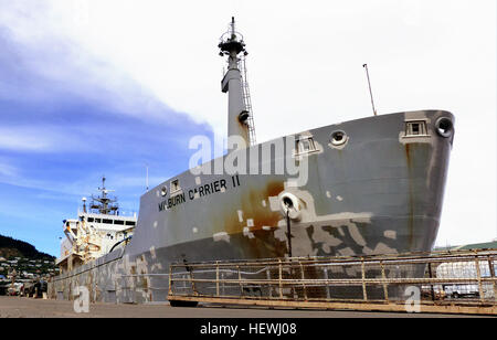 Der Milburn Carrier II, ein Zementträger, wurde 1987 gebaut. Er misst 112 Meter lang und hat einen Tiefgang von 7,37 Metern. Das Schiff hat eine Bruttoraumzahl von 6.200 Tonnen und fährt ab Port Lyttleton, wo es häufig Schiffsreparaturen durchläuft. Stockfoto