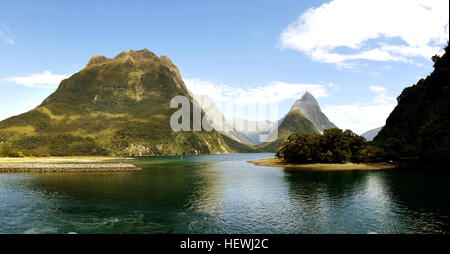 Milford Sound ist bei weitem die bekannteste aller die Fjorde und die einzige, die mit dem Auto erreichbar ist. Es ist ca. 16km vom Kopf des Fjordes auf das offene Meer, was bedeutet, Besucher können bequem bereisen Sie den Fjord zum offenen Meer und zurück auf eines der vielen Kreuzfahrt-Möglichkeiten in 1½ bis 2 Stunden Kreuzfahrt Zeit.  Besucher zum Milford Sound werden nicht enttäuscht sein. Es ist wirklich spektakulär, mit Landschaft, die im Laufe der Jahrhunderte unverändert geblieben ist. Im Jahre 1883 schrieb James Hingston Explorer "für Tausende von Füßen nach oben das Auge gerade geschnittenen felsigen Fron ansieht Stockfoto