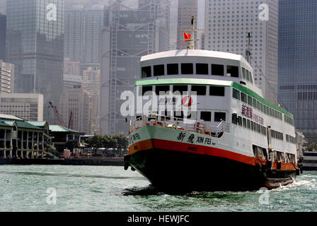 New World First Ferry Services Limited. (Erste Fähre oder NWFF) ist eine Fähre-Service-Unternehmen in Hong Kong. Das Unternehmen wurde im November 1999 gegründet als es übernahm die 8 lizenzierte Fährverbindungen von Hongkong und Yaumati Ferry es übertragen wird gemeinsam von Chow Tai Fook Enterprises Limited und NWS Holdings Limited gehört.  Als das Unternehmen seinen Dienst am 2000-01-15 begann, 14 Fähren gekauft und vermietet 7 Hovercraft und Katamarane von seinem Vorgänger. Seitdem führte sie 10 schnelle Schiffe auf den vorgelagerten Inseln Strecken zum Ausstieg aus der gemieteten Schiffen und Dienstleistungen zu verbessern. Stockfoto