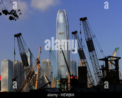 Ein Foto vom Bau eines Hochhauses in Hongkong mit Kränen und Derricks, aufgenommen mit einer Brückenkamera. Das Bild zeigt die beiden im Bau befindlichen International Finance Centre und zeigt die Größe moderner Architektur. Stockfoto