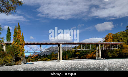 Befindet sich 10 km von Queenstown (Highway 6), die alte untere Shotover Brücke wurde 1871 erbaut und bietet Fuß Verkehr auffälligen 360 Panoramablick auf dem Shotover River.  Die ursprüngliche Brücke war im Jahre 1878 von Hochwasser weggespült aber von Public Works Department umgebaut und neu eröffnet im Jahr 1915. Die Brücke is172 Meter lang und stands16 Meter von der Brücke auf dem Fluss unten.  Fußgängerverkehr genießen einen Panoramablick auf dem Shotover River und die umliegenden Berge, einschließlich die Remarkables Double Cone Peak (2319 m), Cecil Peak (1978 m), Coronet Peak (1651 m) und Braue Peak (1456 m).  Die bri Stockfoto