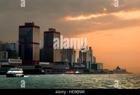 Die Skyline von Hong Kong Island ist eine der spektakulärsten Städte der Welt. New York kann sich rühmen, mehr Wolkenkratzer aber Hong Kongs sind kompakter und dramatische von aus über das Wasser in Kowloon, über den Victoria Harbour betrachtet. Stockfoto