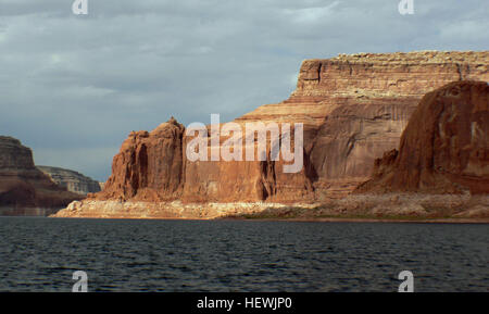 Lake Powell ist ein Stausee auf dem Colorado River, beiderseits der Grenze zwischen Utah und Arizona (das meiste davon, zusammen mit Rainbow Bridge ist in Utah). Es ist ein großer Urlaubsort, dass rund 2 Millionen Menschen jedes Jahr besuchen. Es ist der zweitgrößte künstliche Stausee durch maximale Wasserkapazität in den Vereinigten Staaten hinter Lake Mead, Speicherung von 24,322,000 Hektar großen Füße (3.0001 × 1010 m3) mit Wasser gefülltem. Jedoch aufgrund von Hochwasser Rücknahmen aus menschlichen und landwirtschaftlichen Verbrauch und wegen folgenden Dürren in der Gegend, Lake Powell ist derzeit größer als Mead in Bezug auf Volumen von Wasser aktuell Stockfoto