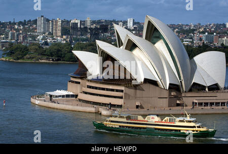 Der Hafen von Sydney ist bekannt für seine natürliche Schönheit mit einer 240 km langen Küste und einem pulsierenden blauen Wasser. Es ist ein beliebter Erholungsort mit berühmten Wahrzeichen wie dem Sydney Opera House und der Harbour Bridge. Der Hafen ist auch Heimat von Nationalparks und reicher Geschichte. Stockfoto