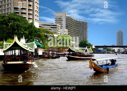 Eine Reise oder Fähre Bootsfahrt ist entlang der Chao Phraya River eine der besten Möglichkeiten, um Bangkok zu erkunden. Es ist sehr billig zu hüpfen an Bord mit einheimischen (die oft orange beraubt Mönche enthalten) Kreuzfahrt auf dem Fluss mit herrlichem Blick auf Bangkok, Thailand.  Boote eignen sich hervorragend zur Erkundung der berühmten am Flussufer Gegend mit ihren vielen historischen Sehenswürdigkeiten und den "Klongs" (Kanäle) für einen Einblick vergangener Bangkok zu erkunden. Verschiedene Arten von Booten (express Boote, Fluss Taxis und Tail-Boote) laufen auf und ab der Chao Phraya River, Verbindung mit den lokalen Vororten auf der Thonburi-Seite ein Stockfoto