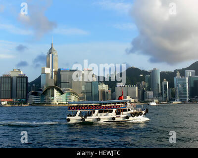 Die energetische Victoria Harbour ist wirklich Hong Kongs Lebensader, und mit seiner konstanten Parade von Schiffen und atemberaubende Landschaft, eine Hafenrundfahrt ist ein muss auf jeder Reise nach Hong Kong. Gehen Sie an Bord für eine Reise in das wahre Herz der Weltstadt Asiens.  Quelle: www.discoverhongkong.com/eng/see-do/tours-walks/guided-to... (http://www.discoverhongkong.com/eng/see-do/tours-walks/guided-tours/victoria-harbour/index.jsp#ixzz3177DdjCk) Stockfoto