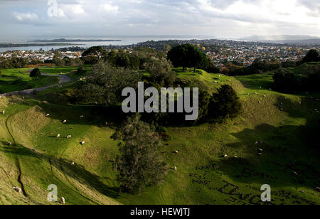 Ein Foto von Maungakiekie (One Tree Hill), einem vulkanischen Gipfel in Auckland, Neuseeland. Der Gipfel bietet einen Blick auf Aucklands Häfen, und der Hügel hat kulturelle Bedeutung sowohl für Maori als auch für andere Neuseeländer. Stockfoto