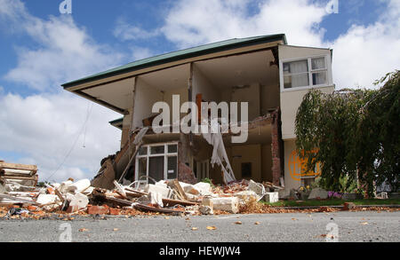 Dieses Foto erfasst die Folgen des Erdbebens in Christchurch und zeigt die Zerstörung und die seismischen Auswirkungen auf Gebäude und Infrastruktur in Neuseeland. Das Bild spiegelt die Zerstörung wider, die durch die Naturkatastrophe verursacht wurde. Stockfoto