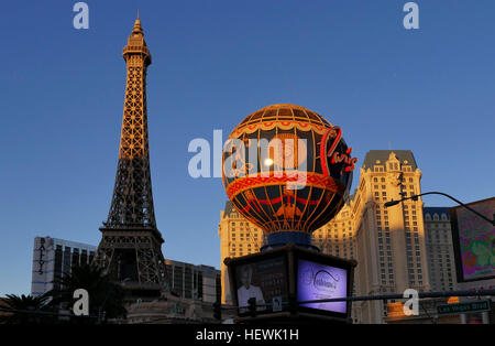 Das Paris Las Vegas Hotel ist nach der französischen Hauptstadt gestaltet und verfügt über eine halbgroße Nachbildung des Eiffelturms. Das Hotel liegt am Las Vegas Strip und ist ein bedeutendes Wahrzeichen mit luxuriösen Unterkünften und Unterhaltung. Stockfoto