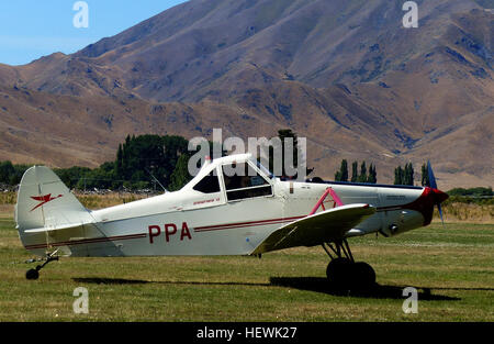 Seit Mai 2008 das Pawnee Sitz in Omarama, Neuseeland, und im Besitz von Southern Soaring Omarama Ltd. Es war die letzte Pawnee in Neuseeland für die landwirtschaftliche Arbeit vor umgebaut zu einem Segelflugzeug Schleppmaschine konfiguriert. Für weitere Informationen besuchen Sie bitte die folgende Website: www.soaring.co.nz (http://www.soaring.co.nz) The PA-25 Pawnee war eine landwirtschaftliche Flugzeug zwischen 1959 und 1981 von Piper Aircraft Corporation produziert. Es bleibt ein weit verbreitetes Flugzeug in landwirtschaftlichen sprühen und dient auch als Schleppmaschine oder Schlepper für Segelflugzeuge starten oder Banner schleppen. Im Jahr 1988 die Designrechte ein Stockfoto