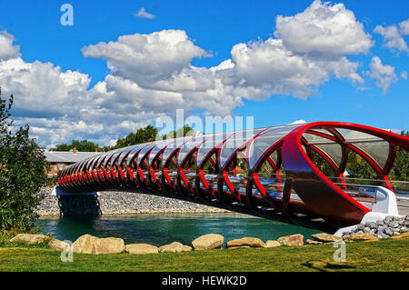 Die von Santiago Calatrava entworfene Peace Bridge überspannt den Bow River in Calgary, Alberta. Diese legendäre Fußgänger- und Radfahrerbrücke, die im März 2012 eröffnet wurde, verfügt über ein modernes architektonisches Design und bietet eine wichtige Verbindung zum Stadtzentrum und den Gemeinden auf der anderen Seite des Flusses. Stockfoto