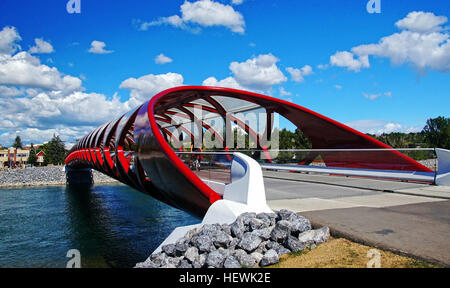 Peace Bridge ist eine Fußgängerbrücke, entworfen vom spanischen Architekten Santiago Calatrava, das Platz für Fußgänger und Radfahrer über den Bow River in Calgary, Alberta, Kanada. Die Brücke für den Einsatz auf 24. März 2012 geöffnet Stockfoto