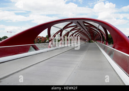 Peace Bridge ist eine Fußgängerbrücke, entworfen vom spanischen Architekten Santiago Calatrava, das Platz für Fußgänger und Radfahrer über den Bow River in Calgary, Alberta, Kanada. Die Brücke steht zur Verfügung ab 24. März 2012.  Die Brücke wurde von der Stadt Calgary, den südlichen Bow River Weg zu verbinden und Downtown Calgary mit den nördlichen Weg der Bow River und der Community von Sunnyside gebaut. Diese Verbindung wurde entwickelt, um die zunehmende Zahl von Menschen pendeln zur und von der Arbeit und die Verwendung von Calgarys Wege unterzubringen.  Die Brücke wird angeblich von 6000 Menschen genutzt. Stockfoto