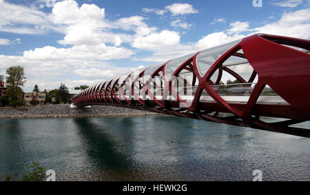 Die Peace Bridge, ein 130 Meter langes Gebäude, erstreckt sich über den Bow River von Calgary und verbindet die Viertel Hillhurst-Sunnyside und Eau Claire. Die 2012 eröffnete Brücke wurde vom renommierten Architekten Santiago Calatrava entworfen und dient als wichtige Fußgänger- und Radfahrerroute und verbessert die Wege und Konnektivität von Calgary. Stockfoto