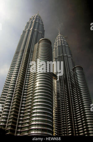 Die Petronas Towers, auch bekannt als die Petronas Twin Towers (Malaiisch: Menara Petronas oder Menara Berkembar Petronas) sind zwei Wolkenkratzer in Kuala Lumpur, Malaysia. Nach der CTBUH offizielle Definition und Ranking sie waren die höchsten Gebäude der Welt von 1998 bis 2004 bis von Taipei 101 übertroffen, aber sie bleiben die höchste Twin Gebäude der Welt. Die Gebäude sind das Wahrzeichen von Kuala Lumpur mit nahe gelegenen Kuala Lumpur Tower. Stockfoto