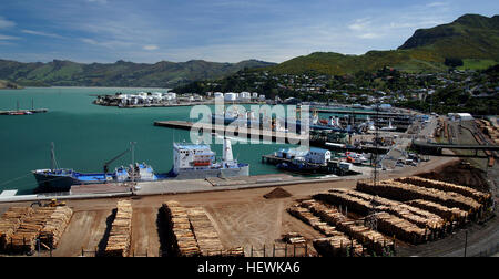 Der Hafen Stadt Lyttelton befindet sich auf der Nord-westlichen Seite der Banks Peninsula. Seine tiefe Harbour ist einer alten Vulkankrater - steile Hügel steigen aus den Seiten des Hafens bis zu einer Höhe von 500 Metern. Die Stadt ist nach Christchurch durch einen Straßentunnel verbunden, die durch die Port Hills führt. 1,9 Kilometer lang ist Lyttelton Road Tunnel der längste des Landes. Stockfoto