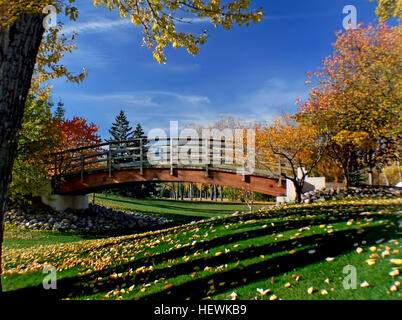 Prince's Island Park in Calgary, Alberta, ist ein beliebter Stadtpark auf einer Insel im Bow River. Der Park ist bekannt für seine malerische Schönheit, seine Gärten und seine Erholungsgebiete, was ihn zu einem idealen Ort für Outdoor-Aktivitäten macht. Stockfoto