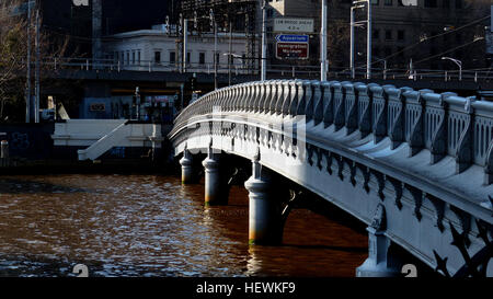 Queens-Brücke, die den Yarra in die südliche Verlängerung der Market Street überquert ersetzt eine ältere Holzsteg errichtet 1860, Falls Bridge genannt. Die gegenwärtige Struktur, benannt nach Königin Victoria, entworfen von Frederick M Hynes, Chief Design Engineer für den"Hafen Stege und Küste Werke" der Abteilung für öffentliche arbeiten. Der Chef Auftragnehmer für den Bau war David Munro, der auch Princes Bridge und die Sandridge Eisenbahnbrücke über den Yarra River errichtet. Am 18. April 1890 wurde die Brücke durch den Gouverneur Lord Hopetoun eingeweiht. Que Stockfoto