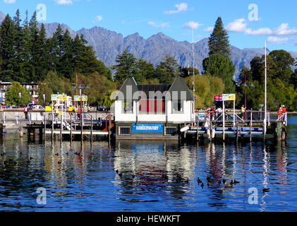 Queenstown ist ein Kurort in der Region Otago im Südwesten der Südinsel Neuseelands.  Es beruht auf einer Bucht namens Queenstown Bay am Lake Wakatipu, ein langen, dünnen Z-förmigen See durch glaziale Prozesse gebildet, und bietet einen spektakulären Ausblick auf Berge wie The Remarkables, Cecil Peak, Walter Peak und oberhalb der Stadt; Ben Lomond und Queenstown Hill. Stockfoto