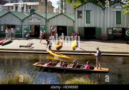 Kommen Sie und erleben Sie ein Stück Geschichte von Christchurch an der 125-Jahr-alte Antigua Boot wirft und Café am Fluss Avon, wo die ganze Familie einen Tag haben kann, zu erinnern. Gibt es Tretboote, Ruderboote, Einzel- und Doppelzimmer Kanus am Fluss Avon, und sobald Sie Ihre outdoor-Spaß in der Sonne gehabt haben, gehen in das lizenzierte Café entspannen. Stockfoto