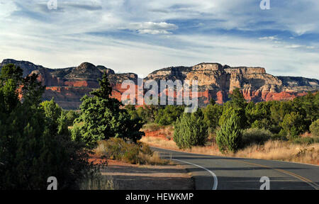 Sedona/Sᵻˈdoʊnə/ist eine Stadt, die die Bezirksgrenze zwischen Coconino und Yavapai County in der Nordregion Verde Valley der US-Bundesstaat Arizona verbindet. Als der Volkszählung von 2010 war die Bevölkerung 10.031.  Sedona Hauptattraktion ist eine Reihe von roten Sandsteinformationen. Die Formationen erscheinen in leuchtende Orange und rot, wenn der Aszendent oder untergehende Sonne beleuchtet Leuchten. Die roten Felsen bilden eine beliebte Kulisse für viele Aktivitäten, von spirituellen Bestrebungen bis hin zu den Hunderten von Wander- und Mountainbike-Strecken.  Sedona ist benannt nach Sedona Arabella Miller Schnebly (1877 – 1950), Stockfoto