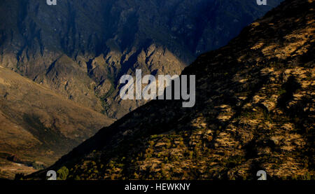 Die Remarkables sind ein markantes Bergmassiv in Otago, Neuseeland, am südöstlichen Ufer des Lake Wakatipu. Bekannt für seine scharfen Gipfel, ist die Bergkette von Queenstown aus zu sehen, mit dem höchsten Punkt, Double Cone, mit 2319 Metern. Ben Nevis, ein weiterer prominenter Gipfel, liegt im Süden. Stockfoto