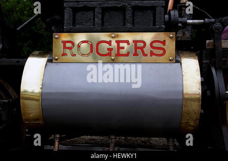 Dieses Vintage-Foto zeigt eine Dampfeisenbahn in Ashburton, Neuseeland, und zeigt die reiche Eisenbahngeschichte der Region. Die kohlebetriebene Lokomotive ist ein erhaltenes Artefakt aus der Zeit, als Dampfzüge eine Schlüsselrolle im Transport spielten, was sowohl die historische Bedeutung als auch die Restaurierungsbemühungen widerspiegelt, um diesen Aspekt des neuseeländischen Industrieerbes zu erhalten. Stockfoto