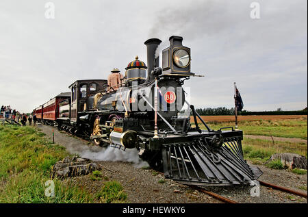 Eine alte Fotografie aus Ashburton, Neuseeland, die einen alten Dampfzug zeigt, der auf restaurierten Eisenbahnen in Betrieb ist. Das Bild zeigt die Geschichte des neuseeländischen Kohletransportsystems und seine Bedeutung für die Entwicklung der Eisenbahninfrastruktur. Stockfoto