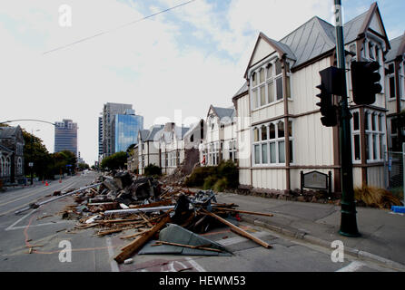 Dieses Bild zeigt die Nachwirkungen des Erdbebens in Christchurch in Neuseeland und zeigt die Zerstörung und Ruinen, die durch das mächtige seismische Ereignis hinterlassen wurden. Das Erdbeben verursachte weitreichende Schäden an Gebäuden und Infrastruktur in Christchurch. Stockfoto
