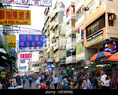 Berühmt für einmal wird der Ort, um zweifelhafte Elektronik, Sham Shui Po hat aufgeräumt seine Tat etwas und ist jetzt Ort für diejenigen, die etwas im Zusammenhang mit Kameras, TV, Musikanlage und Telefone.  Die Auswahl ist überwältigend und es sinnvoll zu wissen, was Sie wollen, zu finden, bevor Sie gehen, weil es gibt so viele Geschäfte und Stände, die es ein wenig überwältigend, stöbern einfach fühlen kann.  Die Geschäfte entlang der Apliu Street und Kweilin Street sind die besten Möglichkeiten mit allem, was könnten Sie möglicherweise vorstellen, aber seien Sie bereit zu verhandeln und nicht akzeptieren den ersten Preis angeboten! Diese Straßen Stockfoto