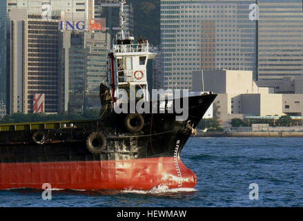 Victoria Harbour ist eine natürliche Landform Hafen zwischen Hong Kong Island und Kowloon in Hong Kong. Der Hafen Tiefe, geschützte Gewässer und strategische Lage auf das Südchinesische Meer waren instrumentell Hong Kongs Einrichtung als britische Kolonie und seine spätere Entwicklung als Handelszentrum.  Im Laufe seiner Geschichte hat der Hafen gesehen zahlreiche Landgewinnung Projekte auf beiden Seiten, von die viele Kontroverse in den letzten Jahren verursacht haben. Über die Auswirkungen dieser Erweiterungen in Bezug auf die Wasserqualität und den Verlust der natürlichen Gewohnheit wurden ökologische Bedenken geäußert. Stockfoto