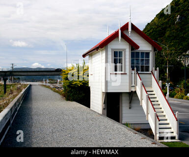 Greymouth war das geschäftige Zentrum eines lokalen Schienennetzes vor der Eröffnung des Tunnels Otira 1923. Die Bezirk Hauptsitze der Bahnbetrieb an der Westküste und einem belebten Personenbahnhof seit über 100 Jahren. Der Bezirk industriellen Blütezeit gegangen, aber die Bahn bleibt ein wichtiger Teil der Westküste Infrastruktur, vor allem mit dem Erfolg von der TranzAlpine express und Export Kohle nach Lyttelton. Es gibt ein weiteres Stellwerk für dieses Design am Port Lyttleton Christchurch. Stockfoto