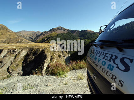 Der Skippers Canyon, eine 22 km lange Schlucht in der Nähe von Queenstown, ist ein historisches Goldbergwerk. Der Canyon beherbergt den Shotover River, einen der reichsten goldhaltigen Flüsse Neuseelands. Erreichbar über die steile und enge Skippers Road, bleibt es ein wichtiger Ort für Kulturerbe und Abenteuertourismus. Stockfoto
