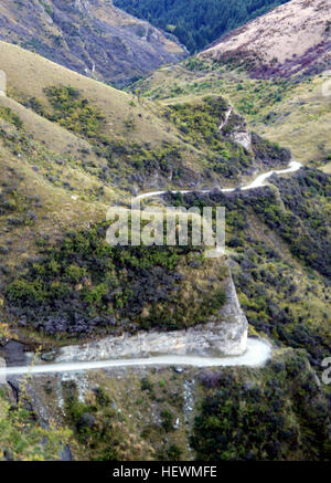 Skippers Canyon ist eine historische und malerische Schlucht, etwa 22 km lang, das Hotel liegt einige Kilometer nördlich von Queenstown. Heute von Queenstown über den gleichen Weg führt zum Coronet Peak Skifield zugänglich, beherbergt Skippers Canyon der Shotover River, einer der New Zealand reichsten goldführenden Flüsse, die von den William Gilbert Rees genannt wurde. Rees, seine Frau Frances und Schwager Nicholas von Tunzelmann waren die ersten europäischen Siedler in und in der Nähe von Queenstown wo jetzt ist gelegen. Sobald ein Gebiet beschäftigt Goldgräberzeit Skipper wurde Canyon zugegriffen ist heute eine der neuen Z durch Skippers Road, Stockfoto