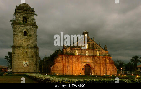 Paoay Kirche ist Teil des Weltkulturerbes der UNESCO. Es ist derzeit eine Eigenschaft der Diözese von Laoag, Ilocos Norte.  Die Paoay Kirche (auch bekannt als St. Augustine Church) ist eine historische Kirche befindet sich in der Stadt von Paoay in Ilocos Norte, Philippinen. Bau der Paoay Kirche begann im Jahre 1694 die Augustinermönche. Es wurde im Jahre 1894 unter der Leitung von Pater Antonio Estavillo fertiggestellt und war wieder im Jahre 1894 geweiht. Ein dreistöckiges Korallen Stein Glockenturm steht auf der rechten Seite der Kirche diente als Beobachtungsposten im Jahr 1896 für die Katipuneros während der philippinischen Revolution aga Stockfoto