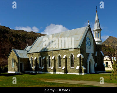 St. Patricks katholische Kirche wurde 1902 in drei Phasen, der Hauptteil der Kirche im Jahre 1874, das Heiligtum im Jahre 1882 und der Sakristei gebaut. Die steinerne Kirche ist im neugotischen Stil. Die Kirche ist in der Pfarrei St. Joseph in Queenstown enthalten.  1897 besuchen Mary Helen MacKillop, eine australische Nonne und Gründer der Schwestern von St. Joseph Sacré-Coeur, Arrowtown, die Kirche mit ihrer Schule zu helfen. Mary Helen MacKillop, war im Jahr 2010 als Saint Mary des Kreuzes, die erste australische Heilige kanonisiert.  Die Kirche setzt sich als eine aktive Kirche mit Masse feierte am 1., 3. Platz Stockfoto