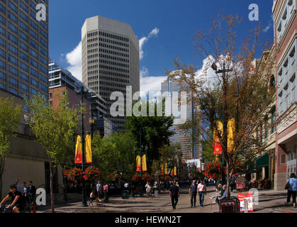 Dieses Bild zeigt die architektonischen Details entlang der Stephens Walk Avenue und konzentriert sich auf die komplexen Entwürfe und das städtische Layout. Das Foto zeigt die Mischung aus historischen und modernen Elementen in der Architektur der Stadt. Stockfoto