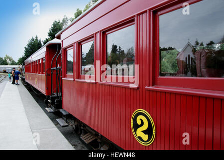 Dieses Foto aus Ashburton, Neuseeland, zeigt eine kohlebefeuerte Dampfeisenbahn, die die Ära der alten Eisenbahnen widerspiegelt. Das Bild zeigt die Rolle der Dampflokomotiven in der Verkehrsgeschichte und im industriellen Fortschritt. Stockfoto