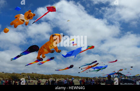 Drachen in verschiedenen Formen, Größen und Farben erfüllen den Himmel am Christchurch Beach während des Streets Kite Day, einer jährlichen Veranstaltung, die jetzt zum 10. Mal stattfindet. Kite-Enthusiasten aus der ganzen Welt feiern die Kunst des Drachenfliegens und zeigen Kreativität und kulturellen Austausch in einer lebendigen Show am Himmel. Stockfoto