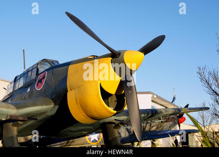 Stuka, Deutsch in voller Sturzkampfflugzeug ("Sturzbomber"), ein Low-Wing, einmotoriger Eindecker – vor allem die Junkers JU 87 Stuka-verwendet durch die deutsche Luftwaffe von 1937 bis 1945, mit vor allem sagen Wirkung während der Ersteres Hälfte des zweiten Weltkriegs. Die Stuka wurde entwickelt, um dive-bombing von den US-Navy—i.e., Tauchen auf dem Zielcomputer in einem steilen Winkel und Freigabe der Bomben in geringer Höhe für maximale Genauigkeit vor dem Bruch entfernt früher entwickelte Technik zu beschäftigen. JU 87 hatte Dive Bremsen zu verlangsamen den Tauchgang und geben dem Piloten mehr Zeit für sein Flugzeug zu Zielen und damit die Bombe. Es auch Stockfoto